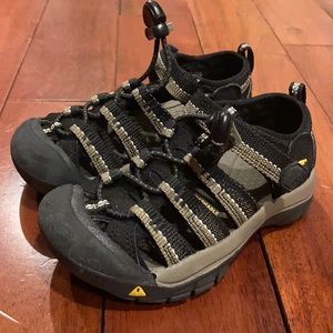 Boys Keen sandals size 9